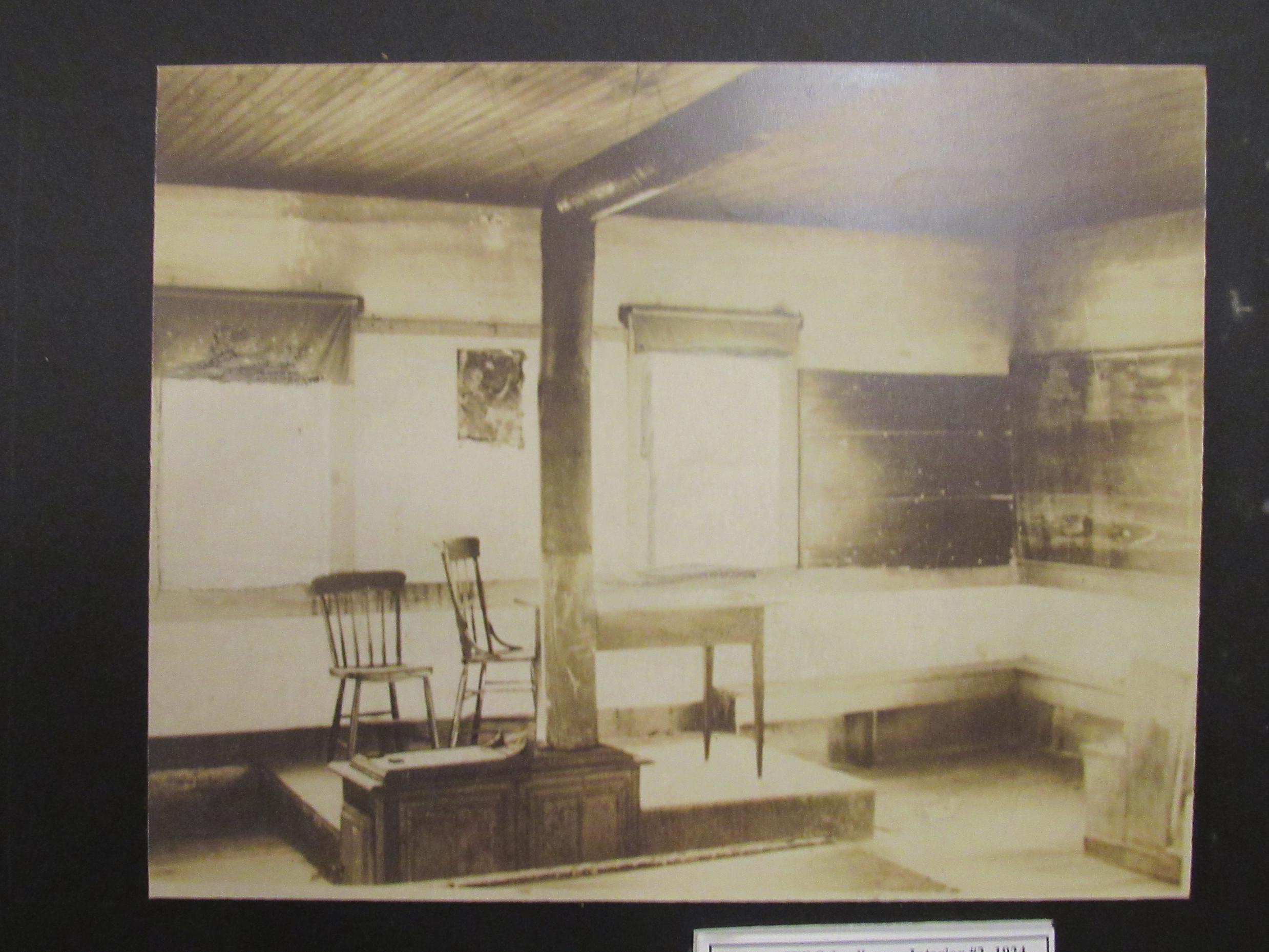 Scribner Hill Schoolhouse interior 2, 1924. A companion identification sheet records the names associated with this photograph.
