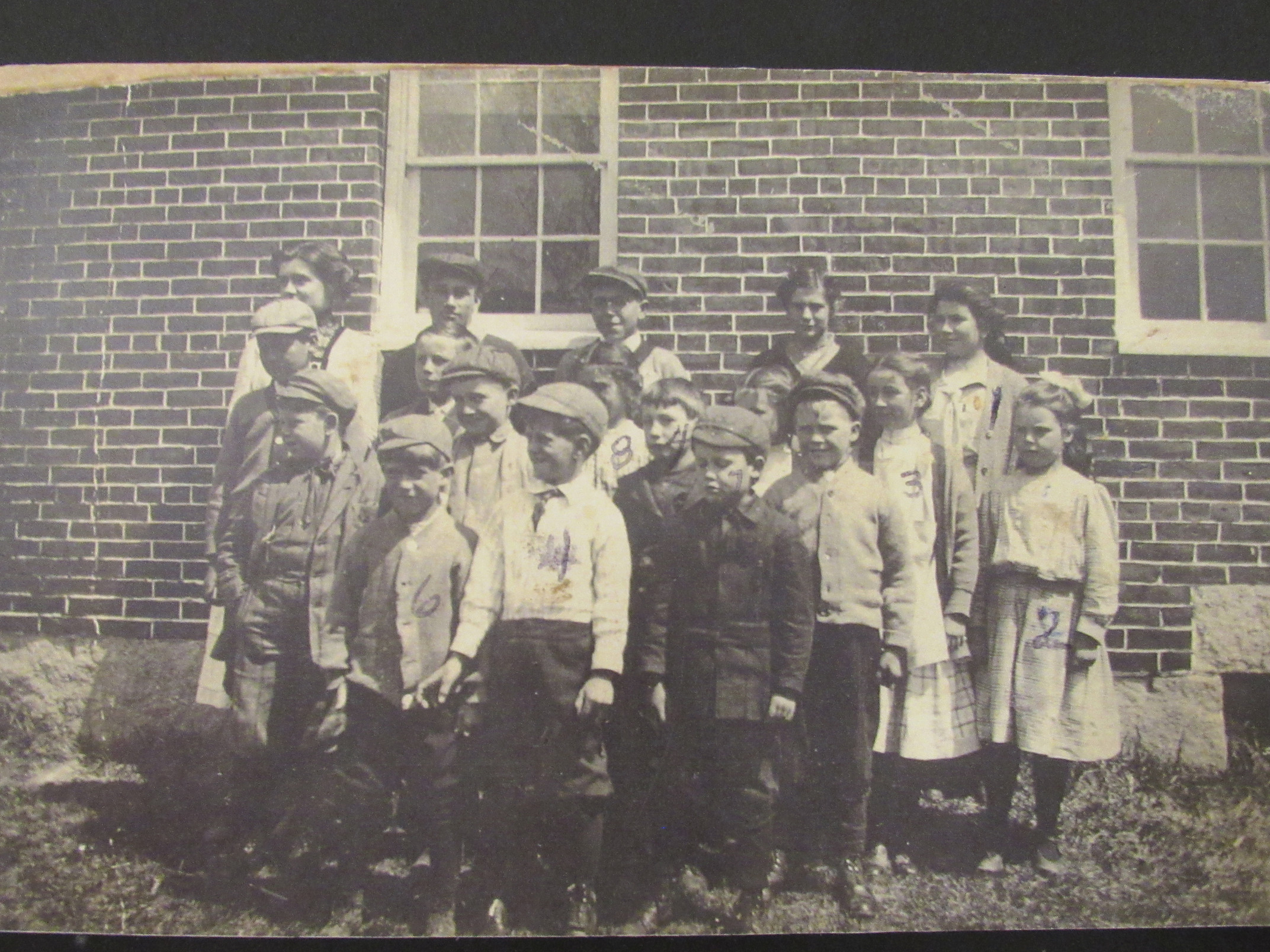 Spurrs Corner School pupils, circa 1910. A companion identification sheet records the names associated with this photograph.